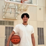 能登半島でバスケイベントを開く元澤陸選手＝芦屋市山手町、甲南高校・中学校