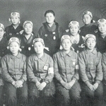 村澤正美さん（前列右から３人目）と小野高等女学校の生徒ら（文集「あれから３０年」より）