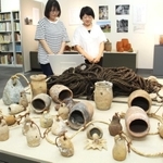 底引き網にかかって引き上げられたさまざまなタコつぼ＝明石市魚住町西岡