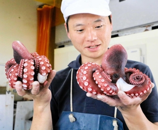 ゆであがったタコを手に語る樟陽介さん＝明石市林３