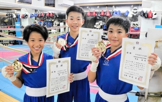 全国大会の各階級で優勝した（右から）中矢湊さん、山﨑銀次郎さん、橘寧々さん＝明石市小久保２