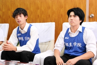 全国高等学校定時制通信制陸上競技大会の結果を話す加藤大雅さん（左）と木下舜清さん＝明石市役所
