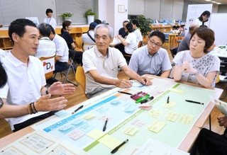 明石の農業の将来について話し合う参加者ら＝明石市東仲ノ町