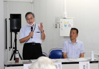 市民からの質問に答える京都大の小泉昭夫名誉教授（左）ら＝明石市上ノ丸２