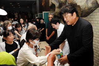 終演後に寄付を呼びかける佐渡裕さん（右端）と山本育海さん（右から２人目）ら＝明石市民会館