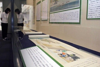 源氏物語絵巻などが見られる企画展＝明石市立文化博物館