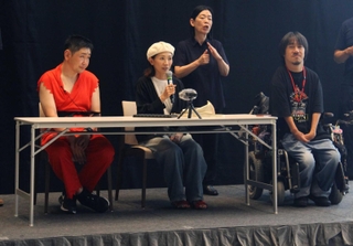 障害者のファッションについて語りあう（前列左から）大ちゃん、布施田祥子さん、板さん＝あかし市民広場