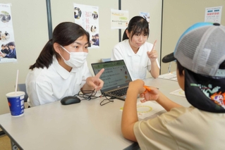 認知症に関するクイズを出す明石商業高福祉科の生徒ら＝明石市大明石町１