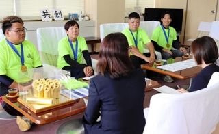 丸谷聡子市長に結果を報告する明石モルック俱楽部の室屋拓さん（左）ら＝明石市役所
