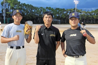 インドネシアでの国際大会に出場する（左から）神田迅さん、吉田智行監督、濱村一颯さん＝神戸市西区池上２