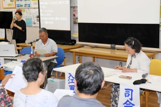 中国残留婦人２世としての経験を語る郭振鐸さん（奥左から２人目）ら＝明石市東仲ノ町