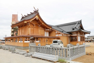 建て替えた（左から）本殿と弊殿、移設された拝殿＝大窪八幡宮