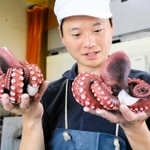 ゆであがったタコを手に語る樟陽介さん＝明石市林３