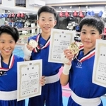全国大会の各階級で優勝した（右から）中矢湊さん、山﨑銀次郎さん、橘寧々さん＝明石市小久保２