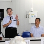 市民からの質問に答える京都大の小泉昭夫名誉教授（左）ら＝明石市上ノ丸２