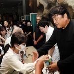 終演後に寄付を呼びかける佐渡裕さん（右端）と山本育海さん（右から２人目）ら＝明石市民会館