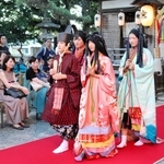 リメークした着物を着てランウエーを歩く参加者たち＝岩屋神社