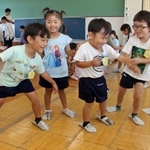 新聞紙で作ったスリッパを履いて喜ぶ園児たち＝高丘西幼稚園