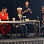 障害者のファッションについて語りあう（前列左から）大ちゃん、布施田祥子さん、板さん＝あかし市民広場