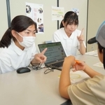 認知症に関するクイズを出す明石商業高福祉科の生徒ら＝明石市大明石町１