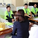丸谷聡子市長に結果を報告する明石モルック俱楽部の室屋拓さん（左）ら＝明石市役所