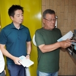 迷惑行為への注意を呼びかけるチラシを配る鍛治屋町自治会の田中良夫会長（右）ら＝明石市鍛治屋町