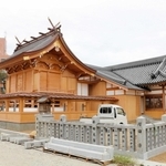 建て替えた（左から）本殿と弊殿、移設された拝殿＝大窪八幡宮