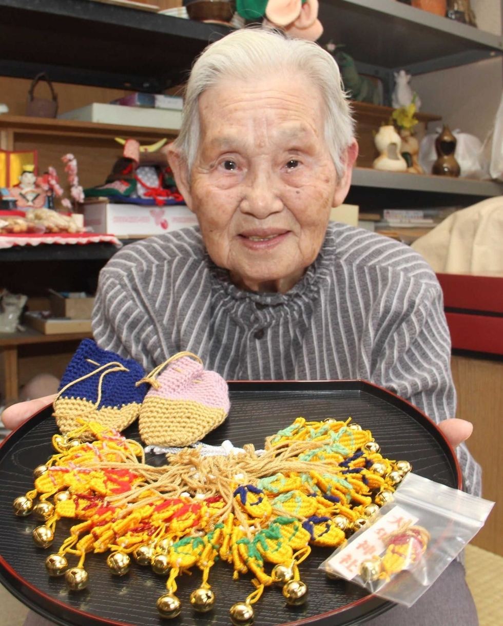 93歳が編む「草履のお守り」、健康長寿願って 700足制作 高齢者らに