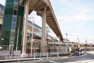ＪＲ西明石駅西側に完成した南畑歩道橋。開通後、歩道橋下の踏切は閉鎖される＝明石市小久保