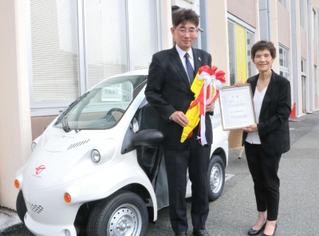 寄贈を受けた大石鈴子代表理事（右）ら＝明石市松が丘２