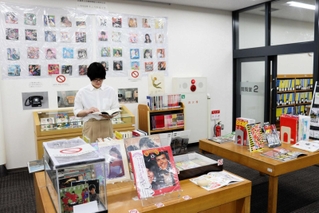 ７０～８０年代に流行したレコードや報道写真集などの書籍が並ぶ＝県立図書館