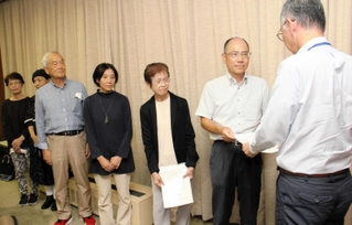要望書を手渡す「明石川流域のＰＦＡＳ汚染を考える会」のメンバーら＝明石市役所