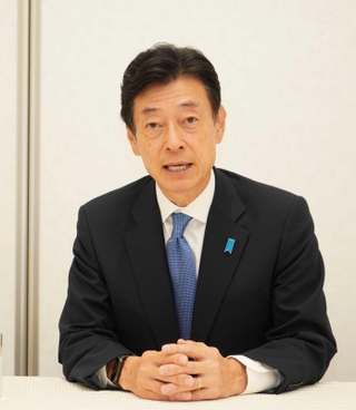 衆院選の当選から一夜明け、思いを語る西村康稔氏＝明石市内