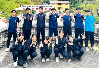 兵庫県高校駅伝に出場する明石高校陸上部のメンバーたち（明石高校提供）