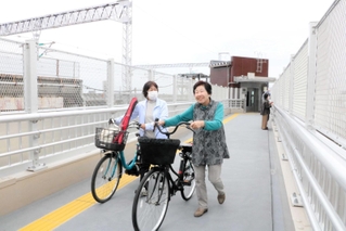 開通した南畑歩道橋を渡る近隣住民ら