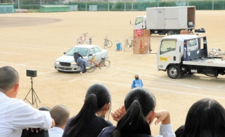 生徒たちが見守る中、スタントマンが交通事故を再現した＝明石商業高校
