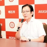 教育長に任命され、記者会見で抱負を語る福本悟氏＝明石市役所