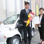 寄贈を受けた大石鈴子代表理事（右）ら＝明石市松が丘２