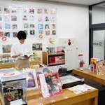 ７０～８０年代に流行したレコードや報道写真集などの書籍が並ぶ＝県立図書館