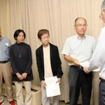 要望書を手渡す「明石川流域のＰＦＡＳ汚染を考える会」のメンバーら＝明石市役所