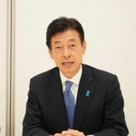 衆院選の当選から一夜明け、思いを語る西村康稔氏＝明石市内