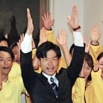 比例復活が確実となり、万歳をする橋本慧悟氏＝明石市小久保５