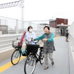 開通した南畑歩道橋を渡る近隣住民ら