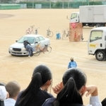生徒たちが見守る中、スタントマンが交通事故を再現した＝明石商業高校