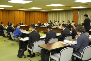 水道の適正な料金や課題などについて議論する審議会＝明石市役所