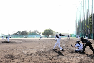 熱戦を繰り広げるＯＢ同士の交流戦＝明石高校