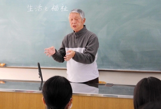 視覚障害者に対するサポートについて語る山下利次さん＝明石城西高校