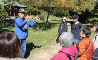 手話で観光案内をする山田幸夫さん＝県立明石公園