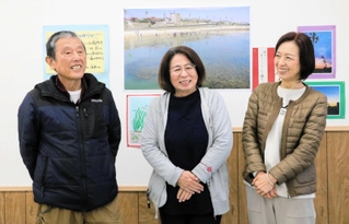 江井島の海のパネルを前に、受章の喜びを語る安田美奈代表（中央）ら＝江井島小学校区コミセン