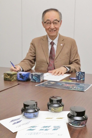 完成したインクを前に開発への思いを語る竹内直行商品開発室長＝神戸市中央区江戸町